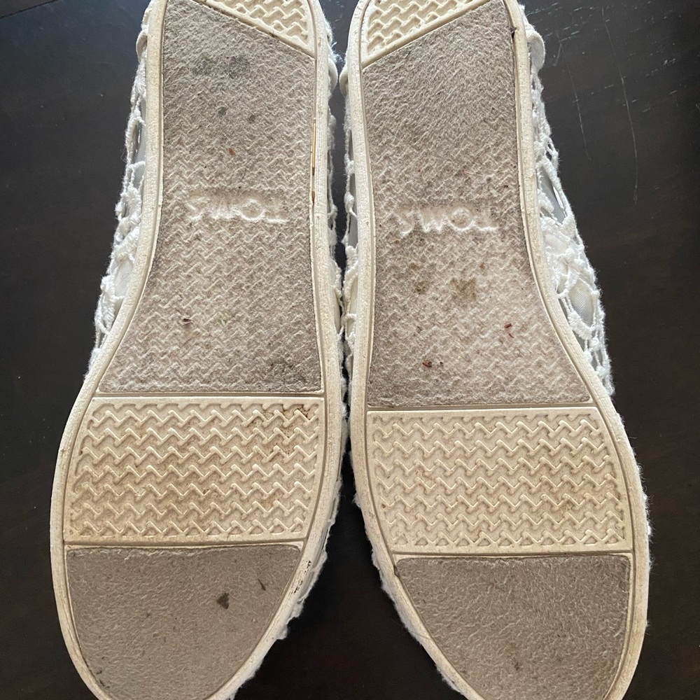 TOMS Women’s White Lace Leaves Classic Shoes - Picture 4 of 4